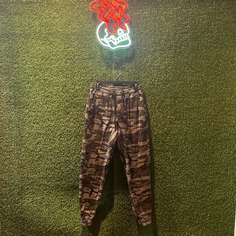 NEOBLUE VINTAGE GREY CAMO CARGO JOGGERS
Size 30” - Fits Slim
10/10 Worn Once